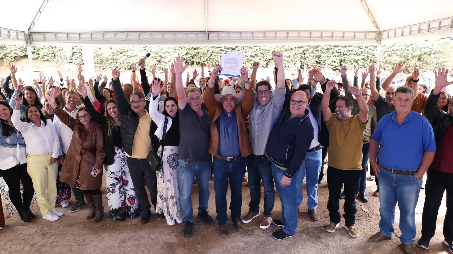 Imagem da notícia: Ordem de serviço para o inicio das obras de calçamento da Serra da Chibata, além da construção de mais quatro pontes de concreto em São Domingos