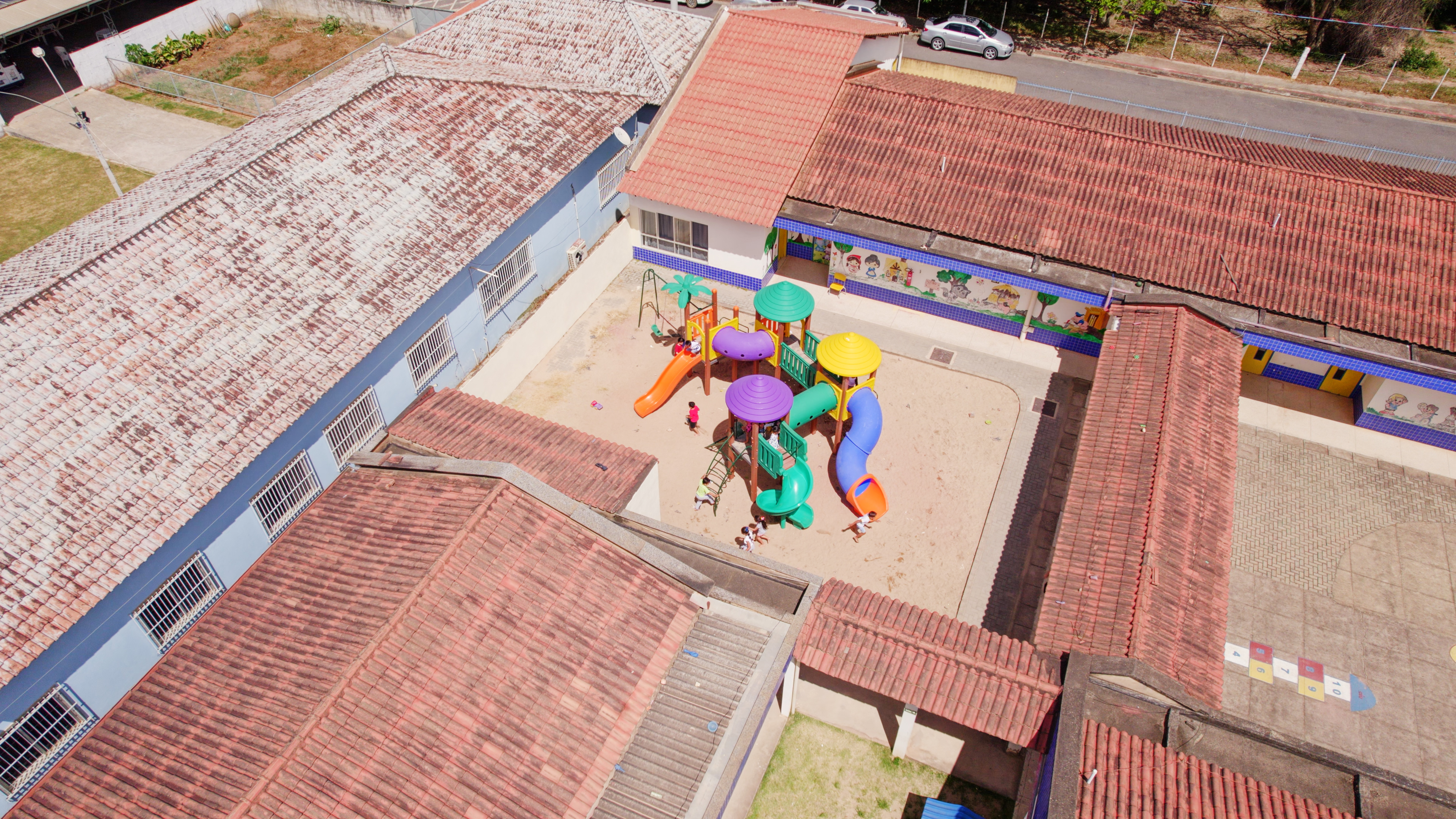 Imagem da notícia: Instalação de parquinhos em escolas do município