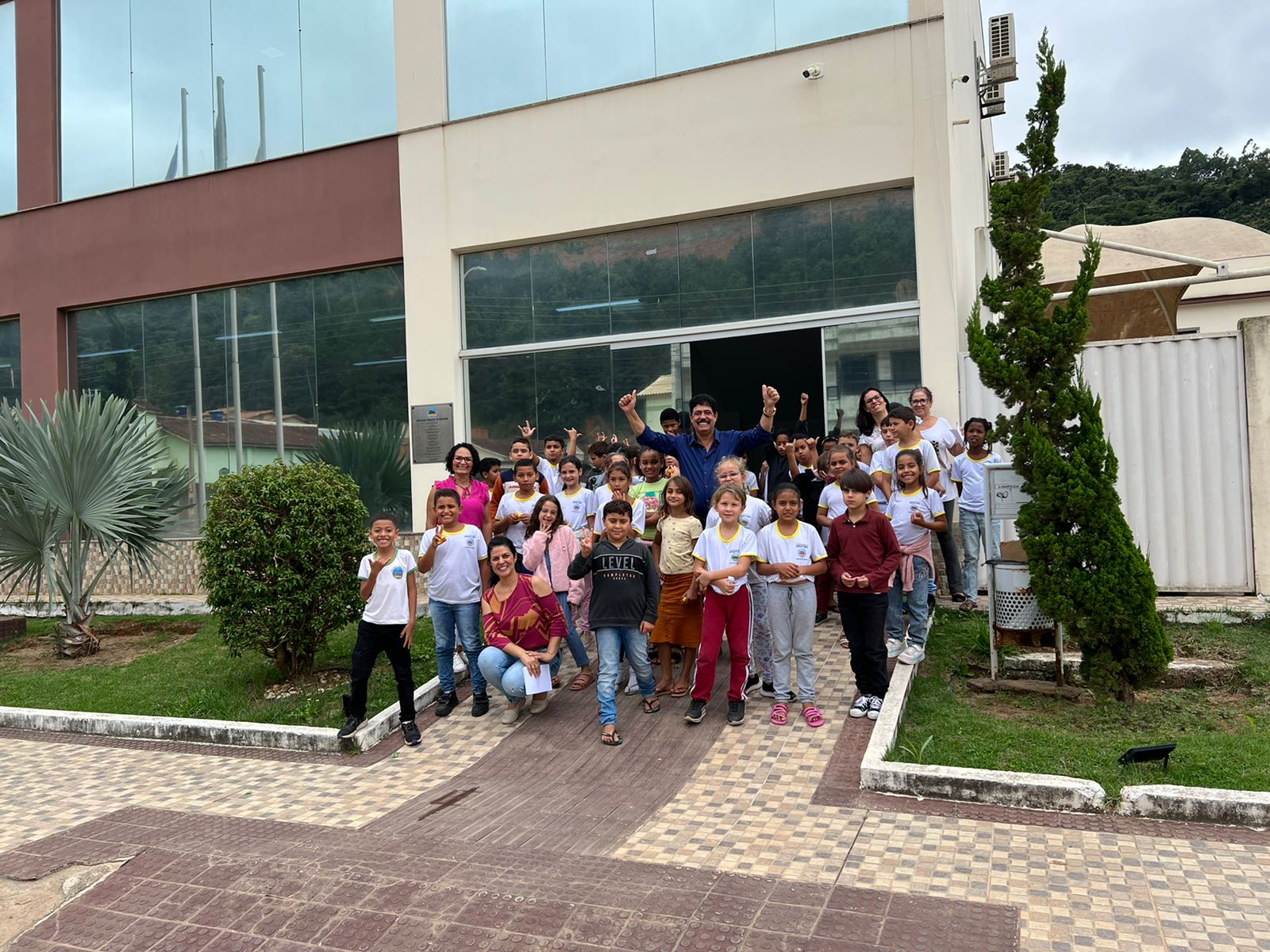 Alunos da CEMEF “Oswaldo Ribeiro da Silva” fazem visita na Prefeitura