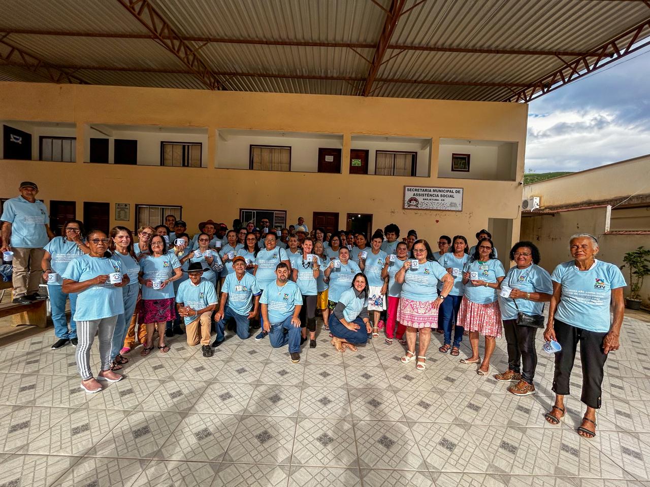 Imagem da notícia: Entregas de camisas personalizadas e lindas canecas aos idosos do Centro de Convivência