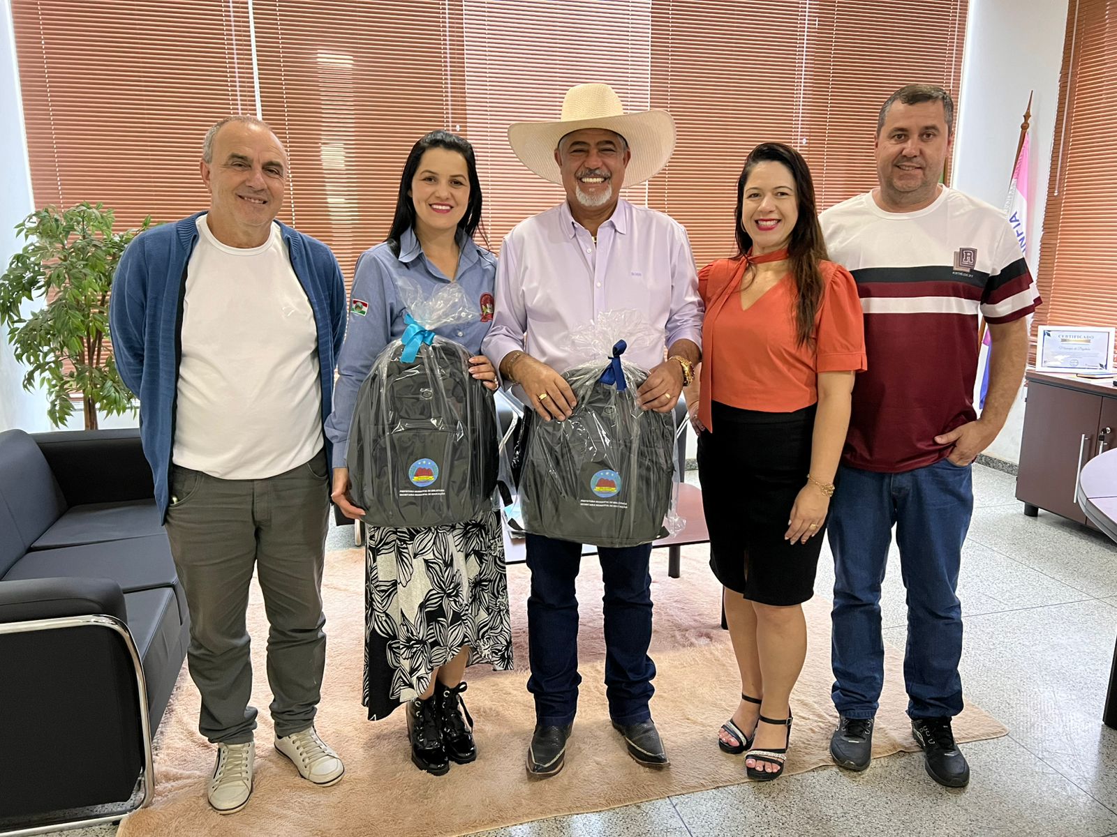 Entregas de presentes aos professores da rede municipal em homenagem à Semana do Professor