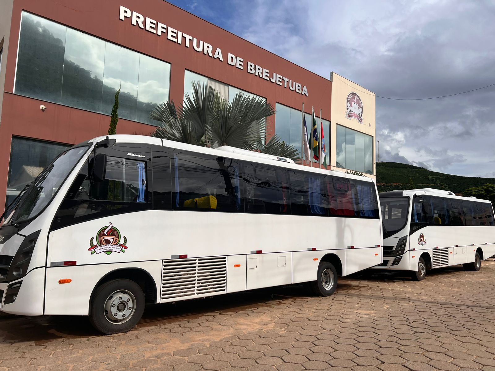 Imagem da notícia: Prefeitura de Brejetuba Adquire Dois Ônibus 0km com Recursos Próprios