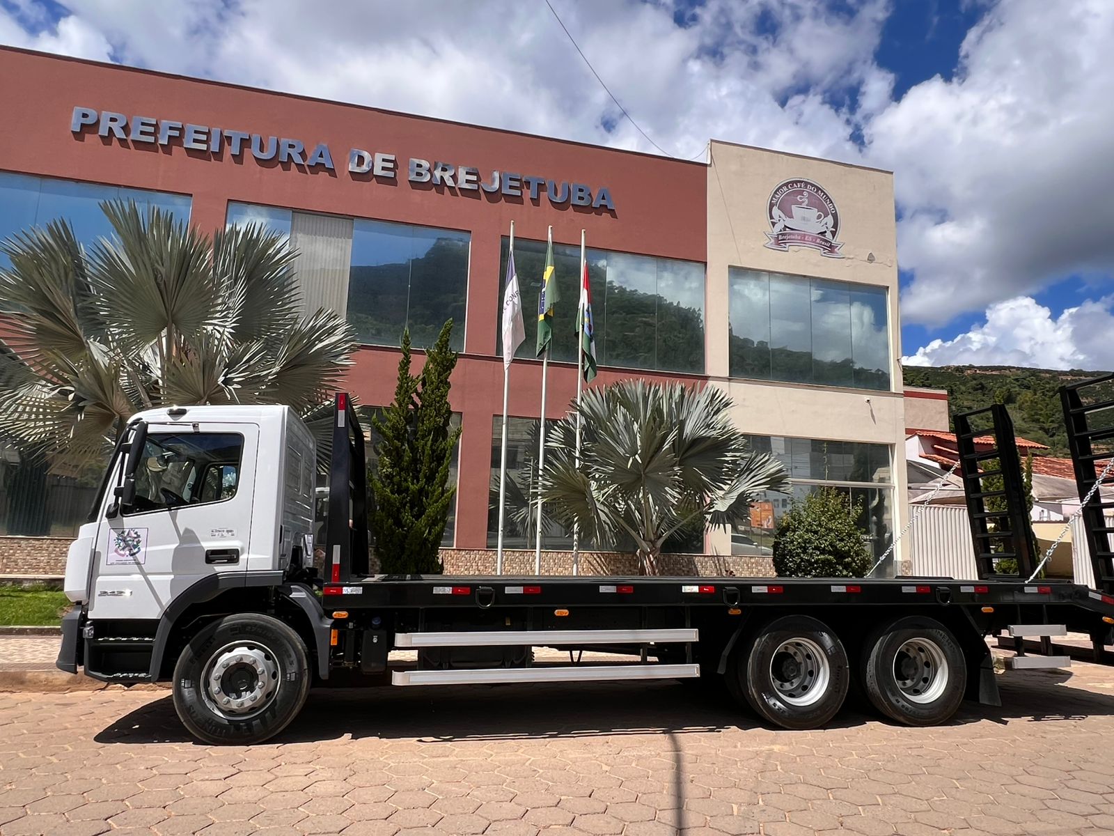 Imagem da notícia: Brejetuba Recebe Novo Caminhão Prancha