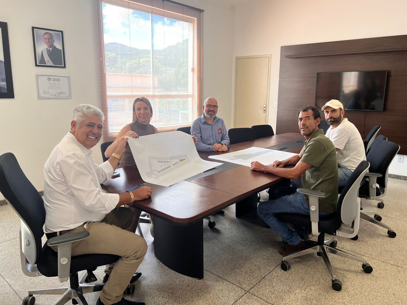 Imagem da notícia: Praça Gastronômica: Ordem de Serviço é Assinada!