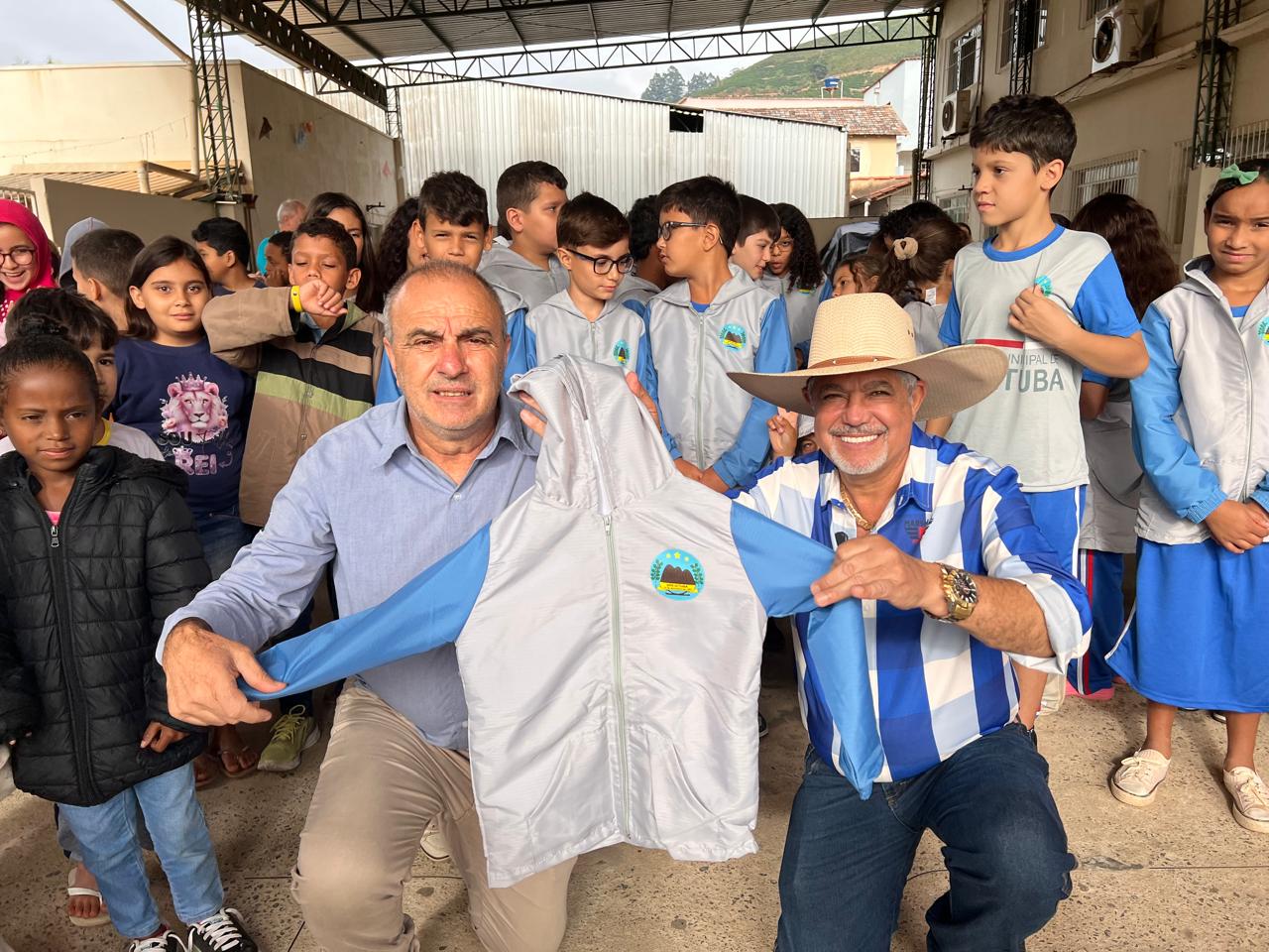 Imagem da notícia: Prefeitura de Brejetuba entrega kits completos de uniformes escolares!