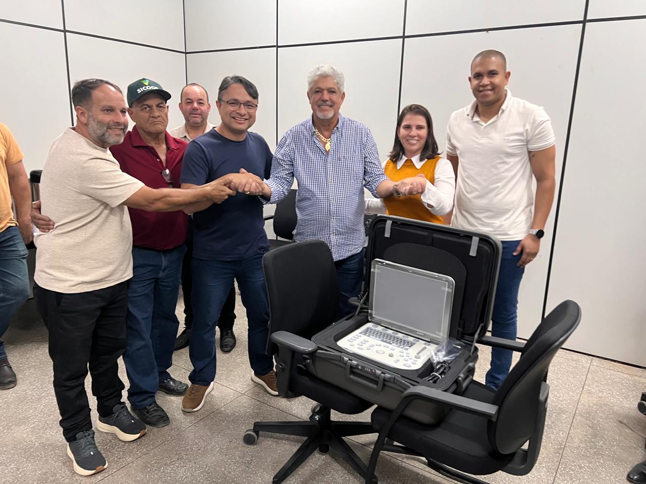 Imagem da notícia: Mais conquistas para Brejetuba: município recebe novos veículos e aparelho de ultrassom!